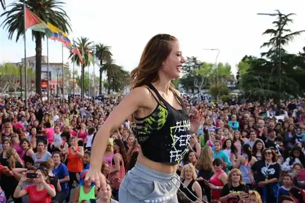 Jésica Cirio brinda una clase de Zumba en Vicente López
