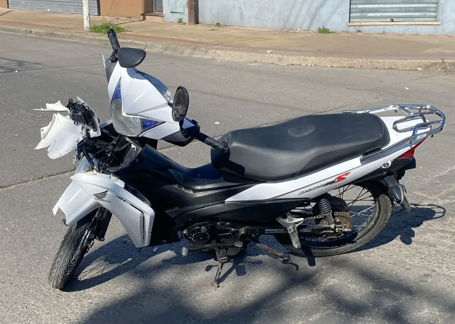 Accidente en Machado y Rodríguez: chocaron una moto y un automóvil