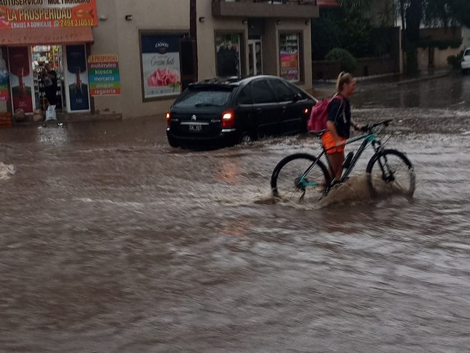 La intensa lluvia generó anegamientos y requirió del accionar de Defensa Civil