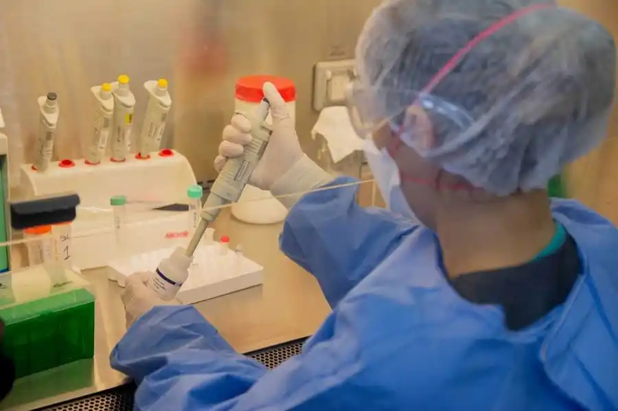 Reportaron ayer un fallecimiento por covid-19 y 1.390 contagios en la provincia