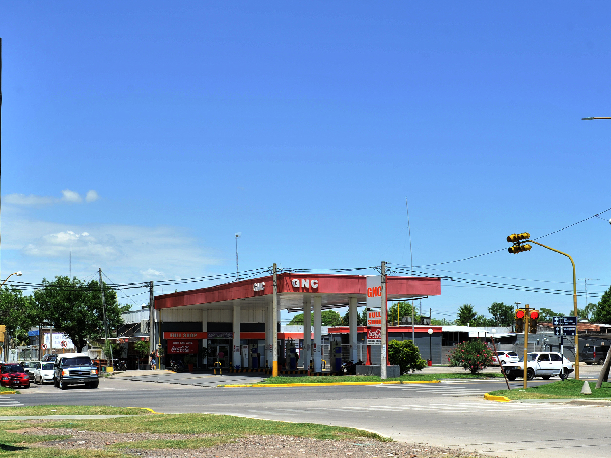 Desvían el tránsito en Av. Cervantes por reparación de caño maestro de agua. 