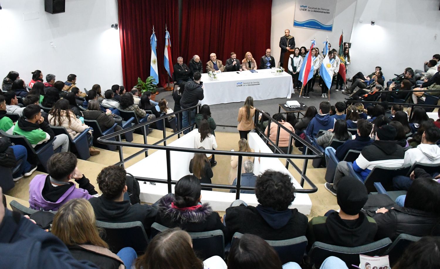 El intendente Azcué participó de la apertura de la Feria de las Carreras