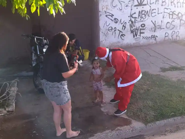 La magia de la Navidad recorrió calles de la ciudad de la mano de "Los Amigos Solidarios"