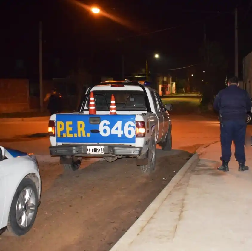 Los atraparon robando un auto y cuando los detuvieron les encontraron marihuana y cocaína