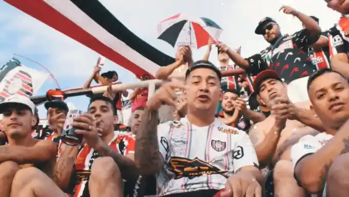 La barra de Chacarita se adueñó del club en plena pandemia para filmar un videoclip celebrando que son "delincuentes"
