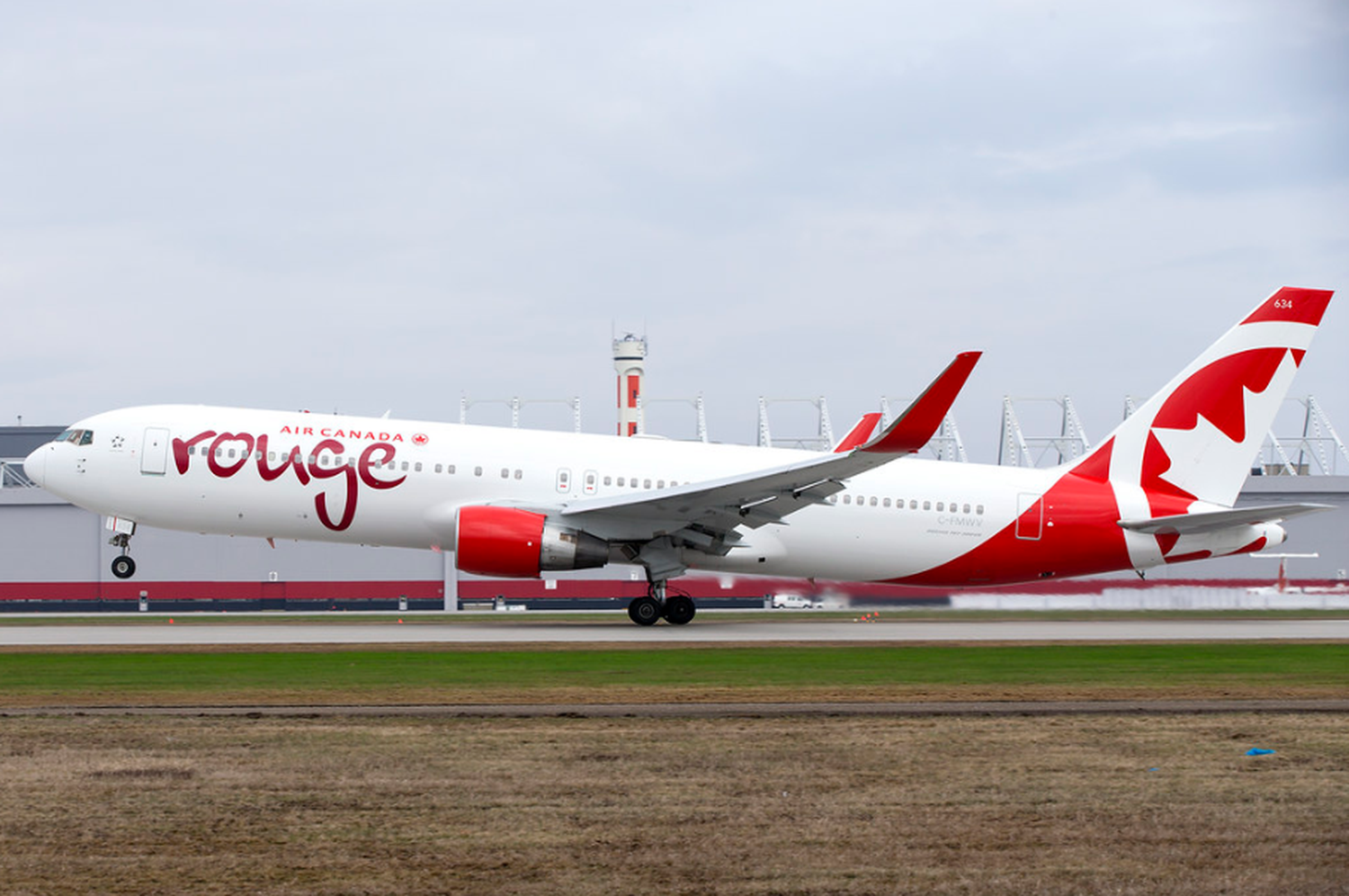 Air Canada Rouge volvió a volar