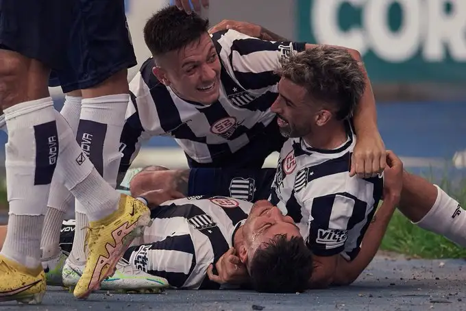 El festejo de los jugadores de Talleres.