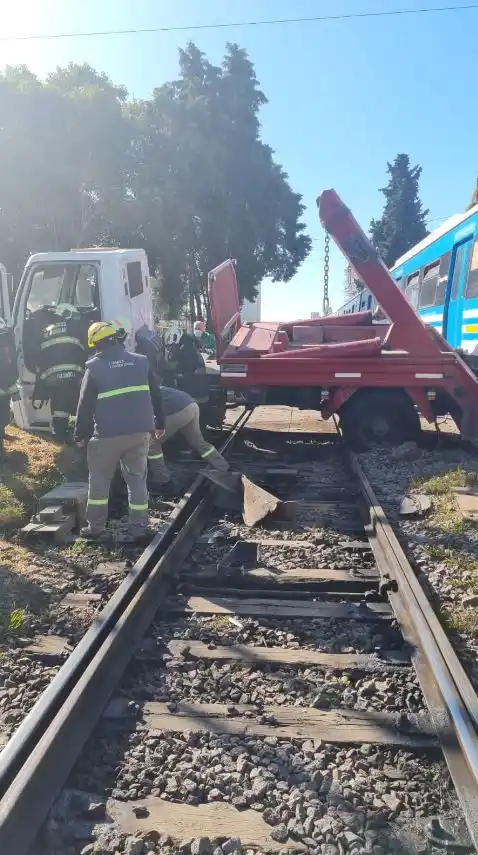 Un camión fue atropellado por el tren Sarmiento cuando quiso pasar las vías