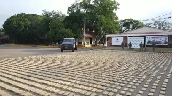 INCAUTAN 2 TONELADAS de droga en la frontera: el carro cargado tenía placas venezolanas