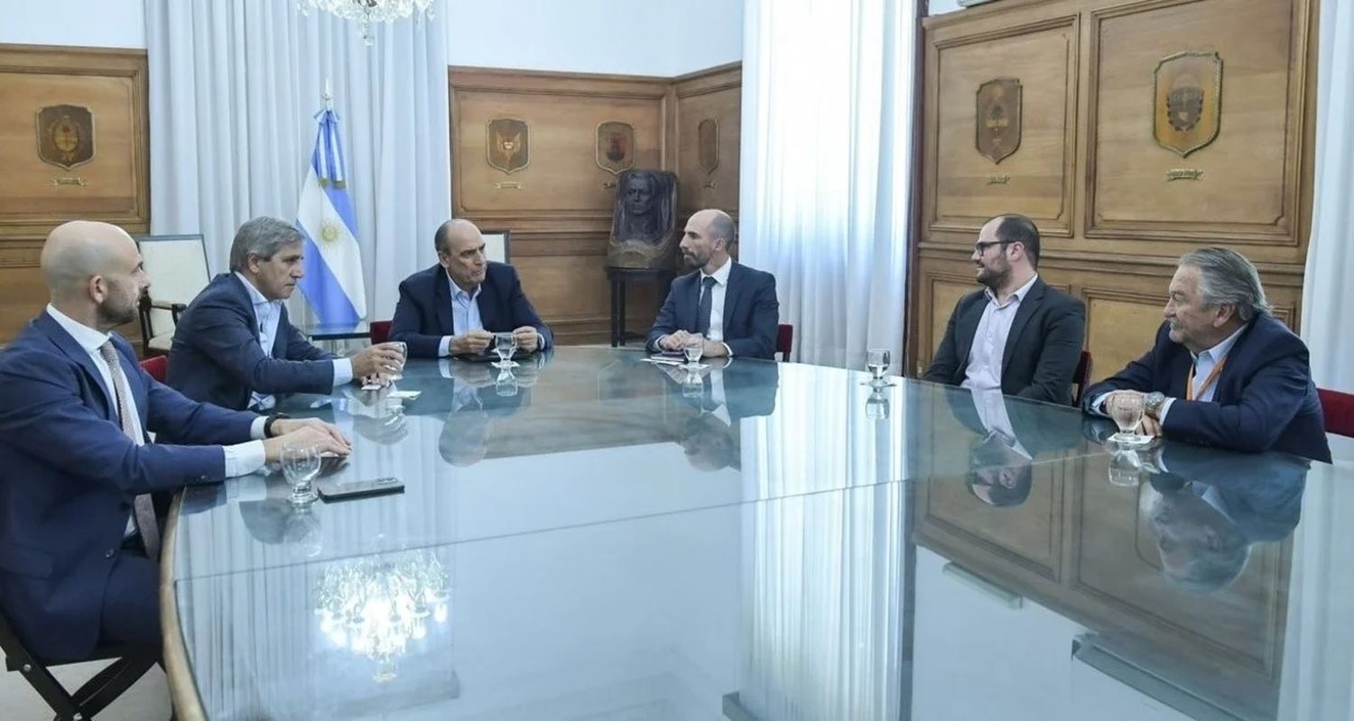 En Casa Rosada, Francos y Caputo gestionan la privatización de Aerolíneas Argentinas con representantes de la empresa brasileña GOL.