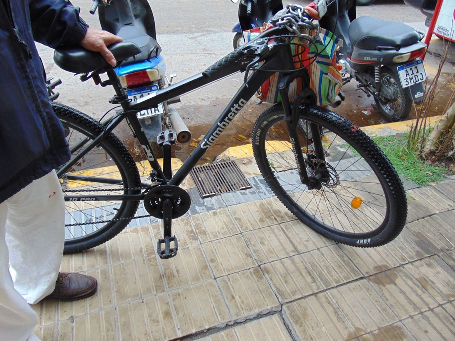 El automovilista que colisionó con la bici no se encontraba en el lugar.