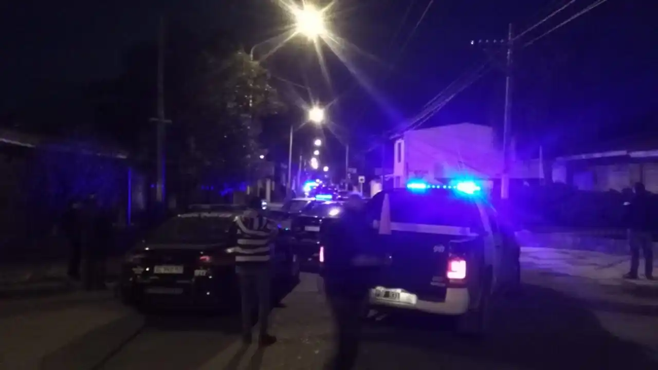 Balacera en barrio Ludueña: un joven de 17 años fue asesinado y una mujer resultó herida