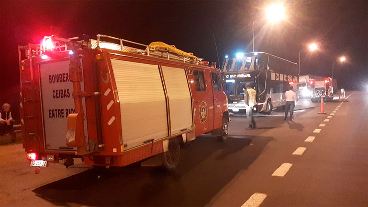 Un colectivo se empezó a prender fuego y debieron intervenir los bomberos