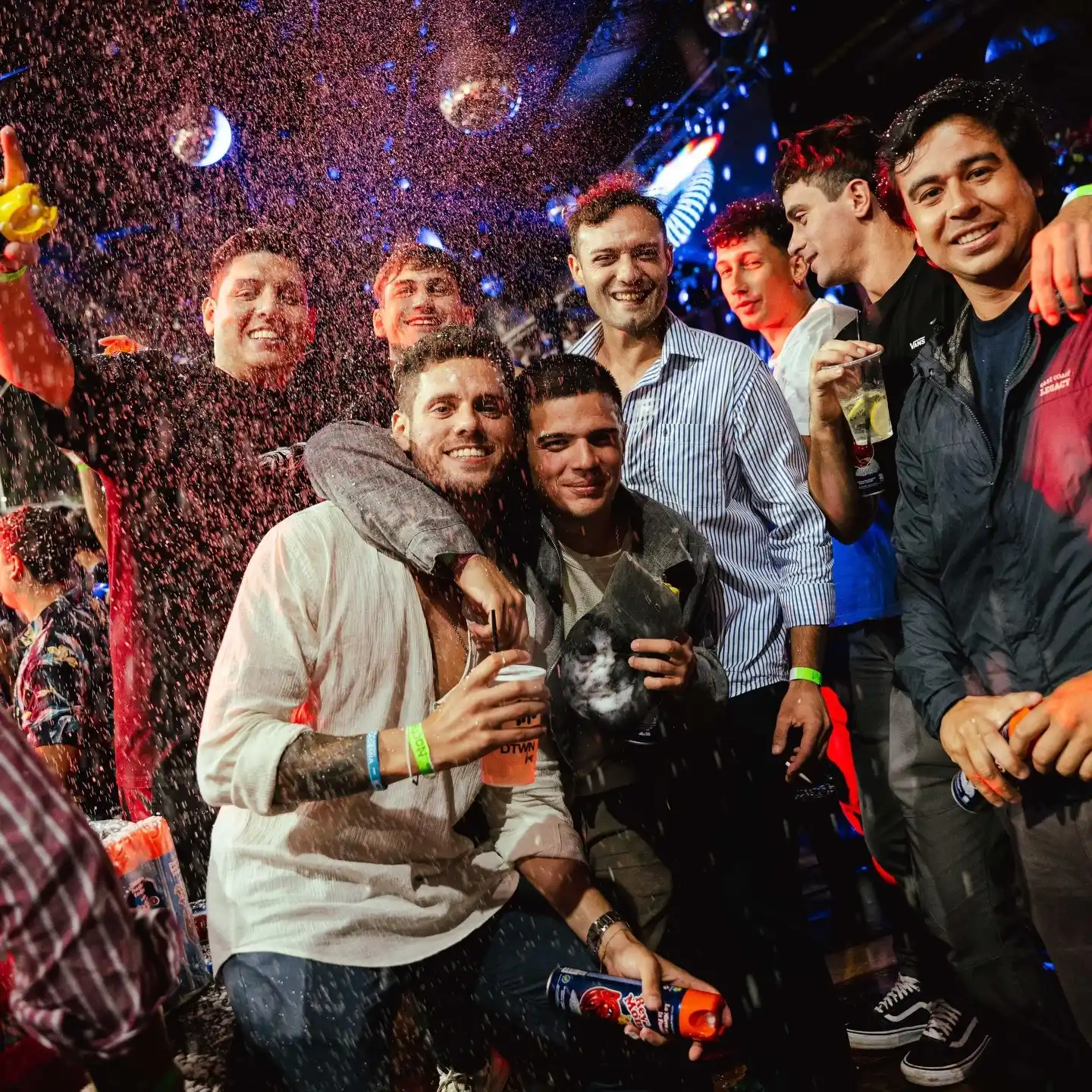 By Milo consolida su propuesta en el Corso y refuerza su compromiso solidario con el Hospital San Antonio