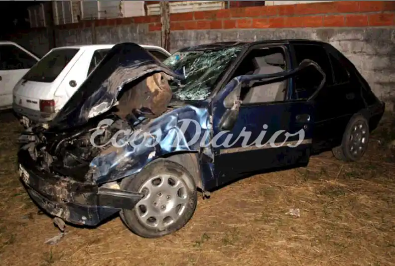 Un joven volcó con su auto en un camino rural y se encuentra grave