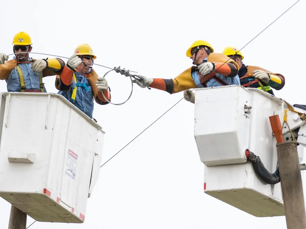 Continúan trabajando para reponer el servicio eléctrico en las zonas afectadas por el temporal
