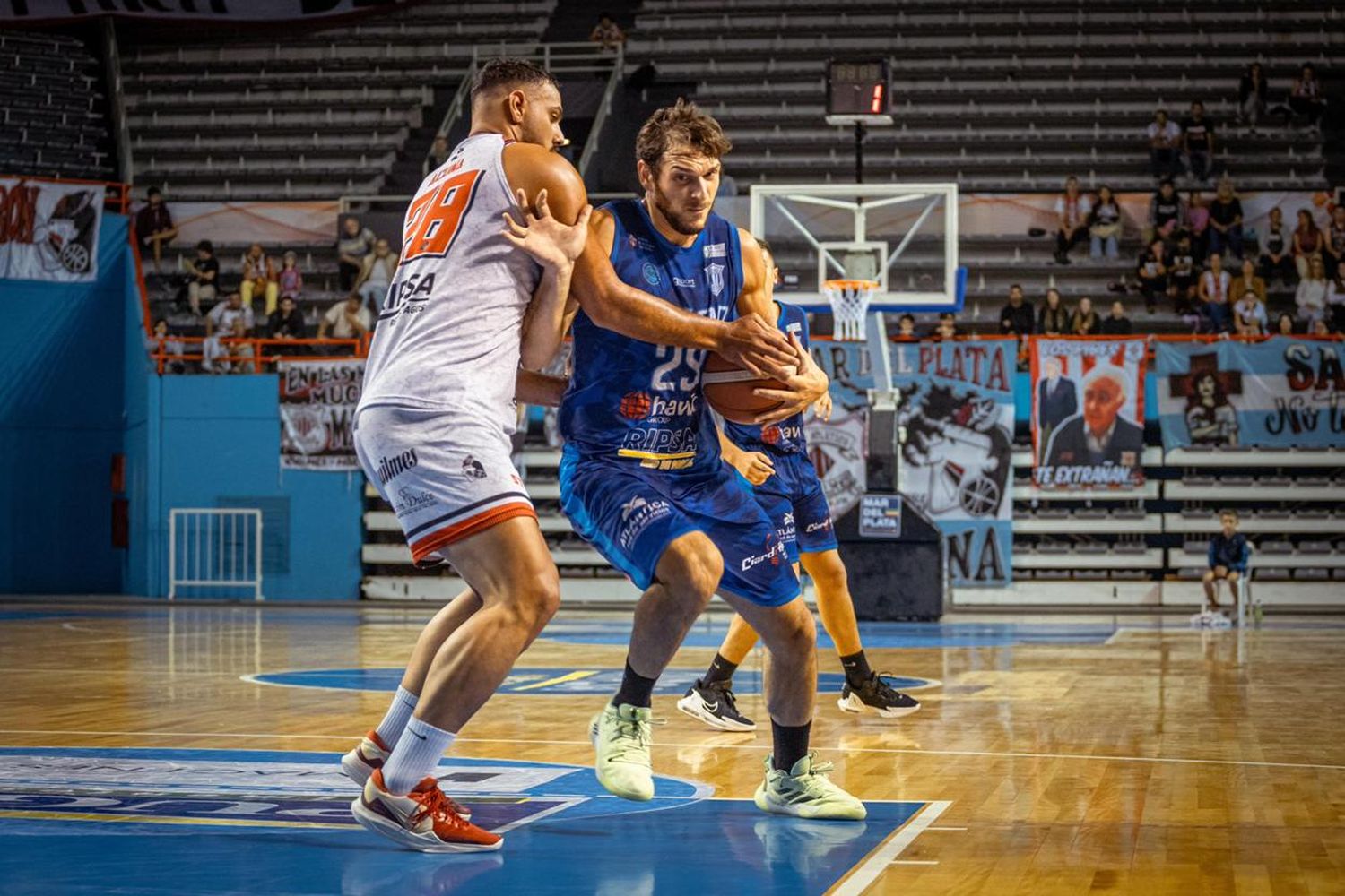 Juan Ignacio Bellozas luchando en la pintura con Acuña (Foto: Florencia Arroyos - MarcaDeportiva)