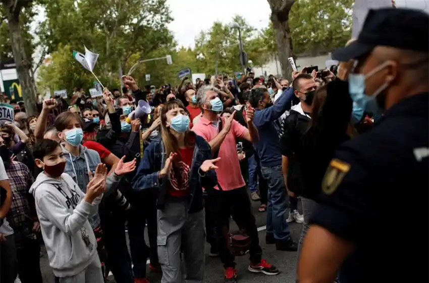 Madrid aplica el confinamiento selectivo y Sánchez ofrece apoyo logístico en medio de protestas