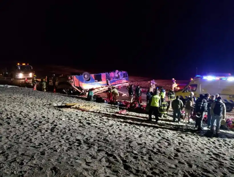 Trágico vuelco de un micro en Chile dejó seis muertos