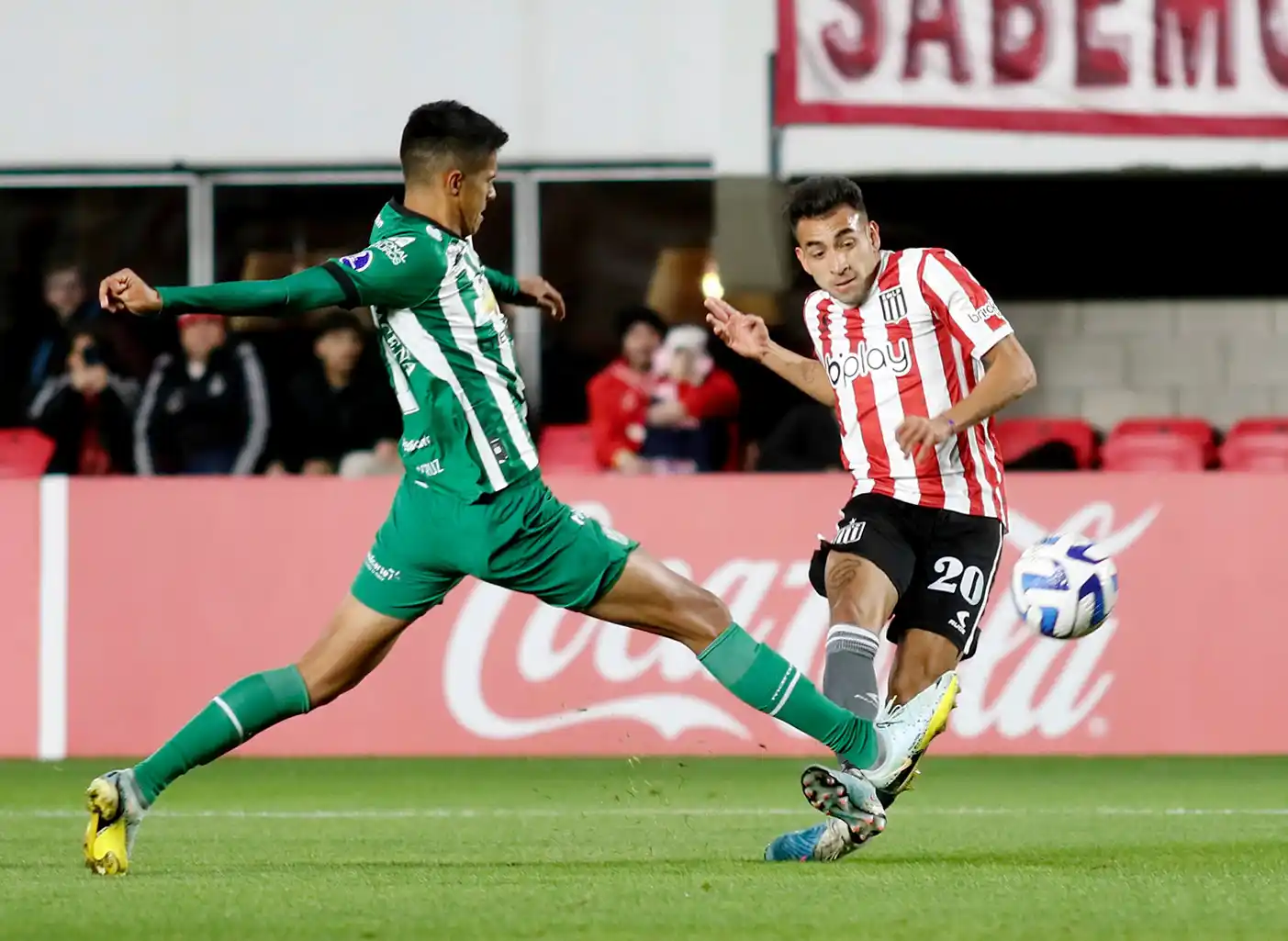 Un remate de Matías Godoy.