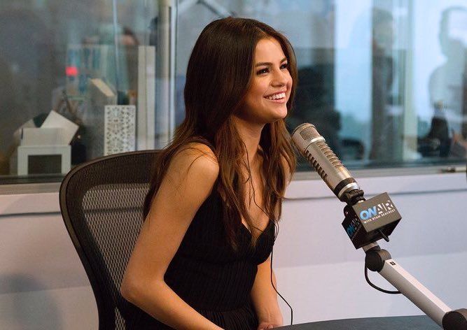 El escote lateral profundo de Selena Gómez que calentó todo Hollywood