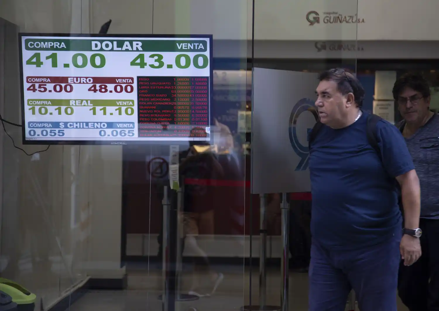 El dólar subió 4,07 por ciento y marcó un nuevo máximo en 43,412 pesos