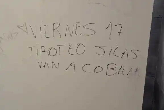 Mensajes como estos se replican en instalaciones de establecimientos educativos de todo el país.