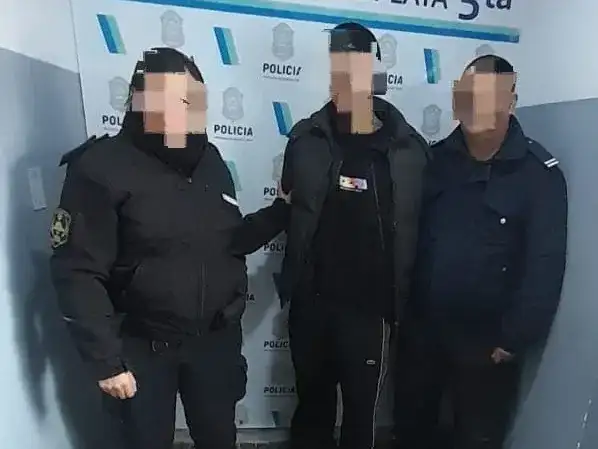 Detuvieron a dos jóvenes acusados de robar herramientas tras ingresar por los techos a una vivienda
