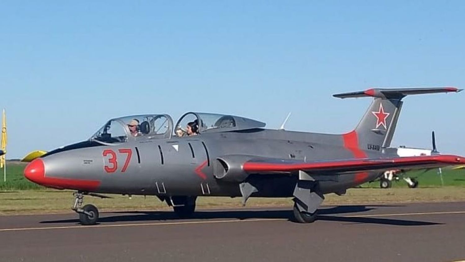 Imagen, en el aeródromo venadense, del Aero L-29 siniestrado en Villa Cañás.