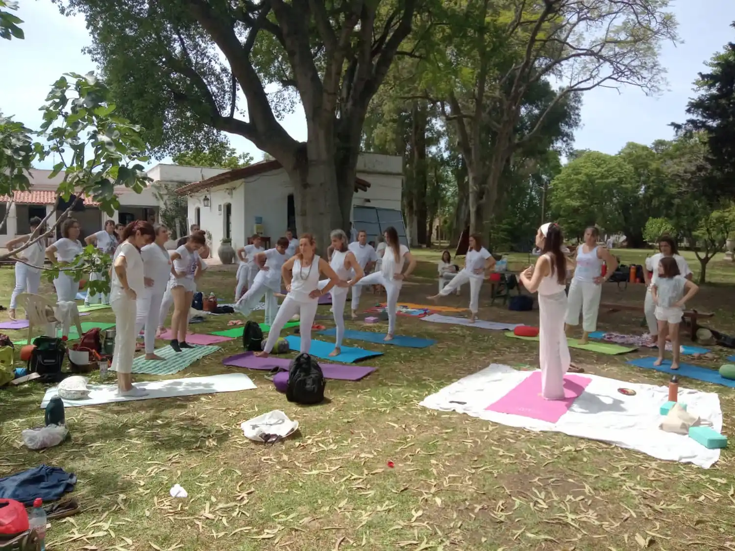 Agenda: Muestra fotográfica, clases de Danzas Árabes y prácticas de Yoga y Meditación en Chascomús