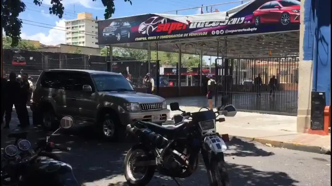 Lanzaron explosivo en concesionario de Barquisimeto