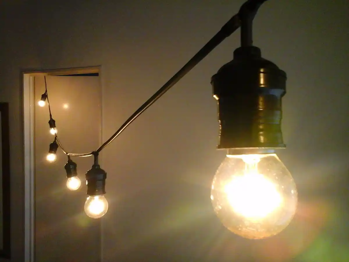 Con decoraciones navideñas, Ramírez se viste de fiesta