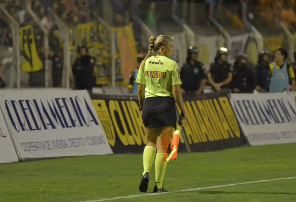 Otra dama asistente en un partido de Santamarina