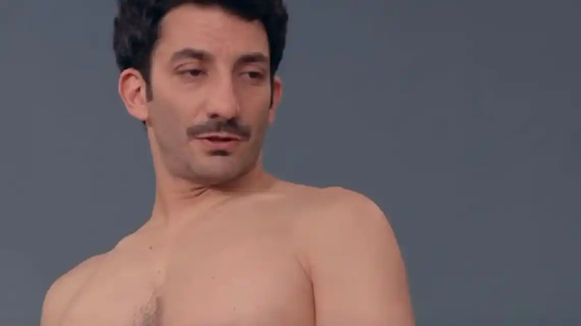 El divertido desnudo de Juan Minujín en «100 días para enamorarse»