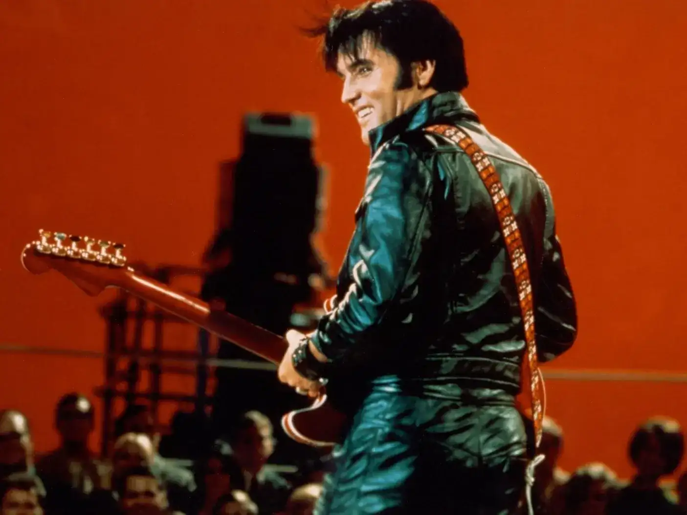 El 16 de agosto de 1977 Elvis sufre un ataque al corazón y muere a los 42 años.