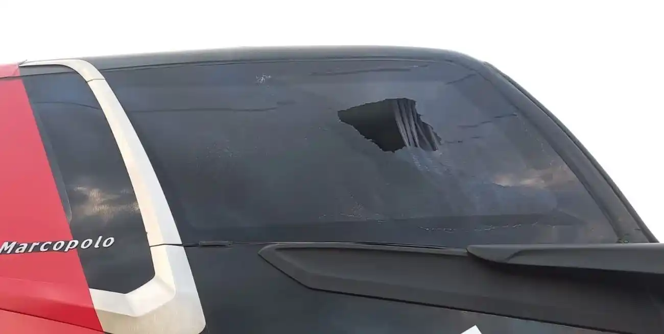 El golpe produjo la rotura del primer vidrio superior del lado derecho del mismo.