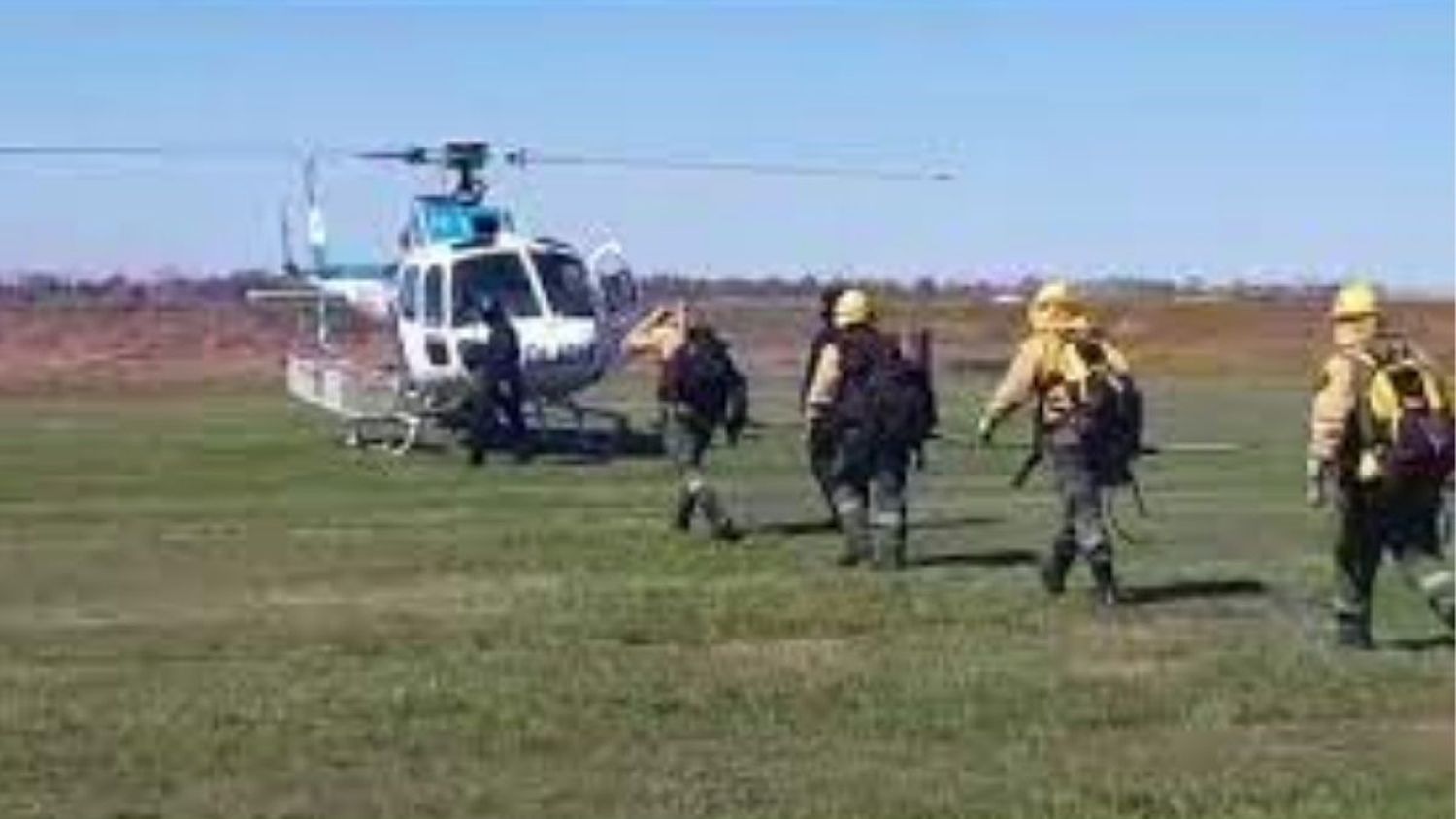 Despliegan la Brigada de Incendios Forestales para sofocar el fuego en islas entrerrianas