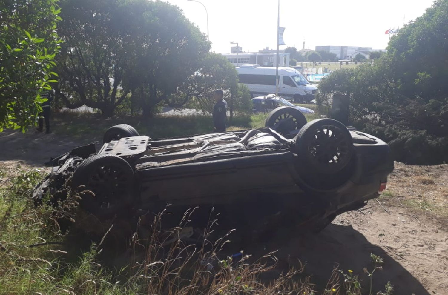 Volcó en la costa y terminó dentro de la cancha de golf
