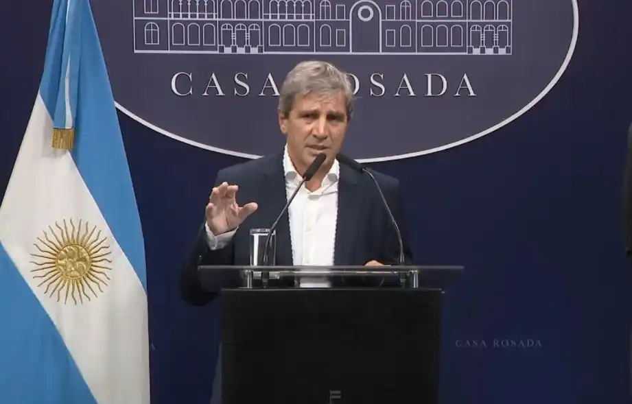 El ministro de Economía realizó el anuncio acompañado del vocero Manuel Adorni.