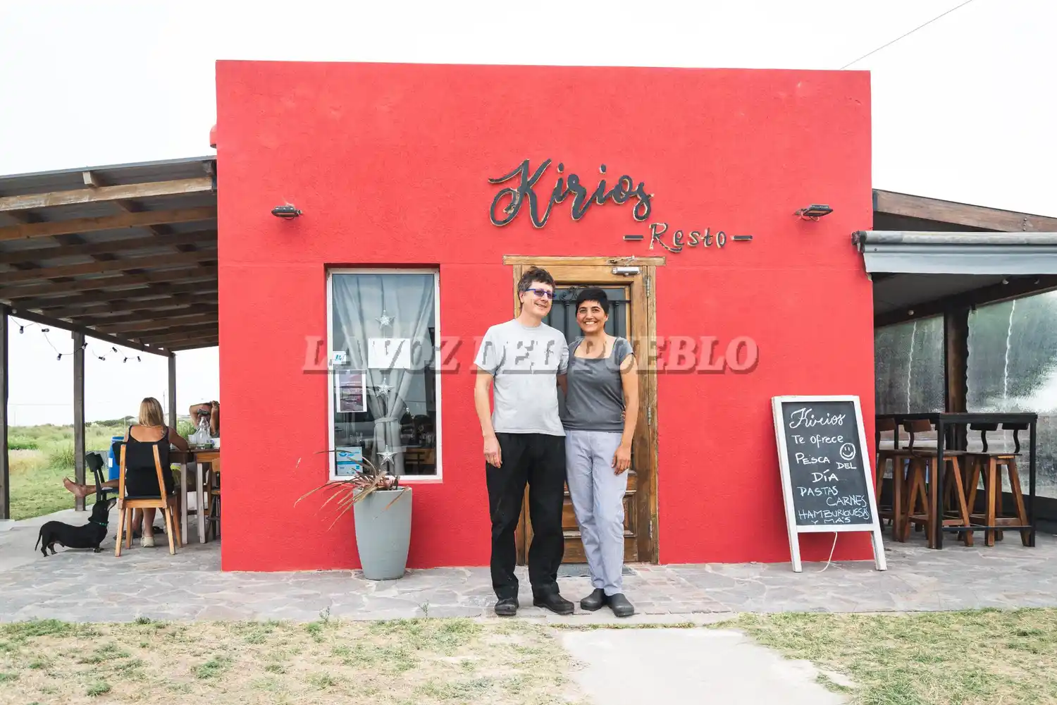 Cocina personalizada y ambiente familiar en Kirios, donde Claudio Mendola y Silvia Carrazana recibieron a La Voz del Pueblo. Está ubicado en la zona de la albufera, en calle 16 entre 11 y 9