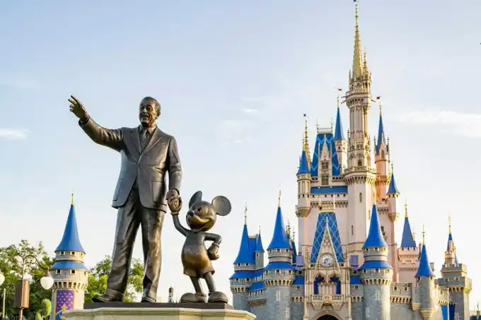 Disney NOTIFICA a MIGRANTES venezolanos que serán suspendidos tras medida sobre el TPS