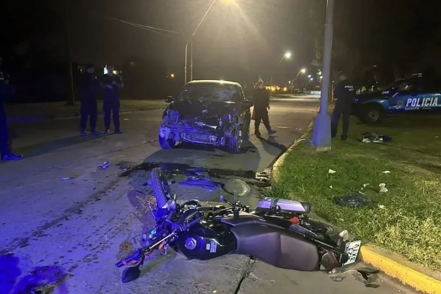 Automovilista huyó tras atropellar motociclistas y volvió para entregarse: dos heridos graves