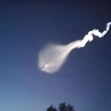Un estremecedor y extraño objeto volador apareció en el cielo y sorprendió a todos