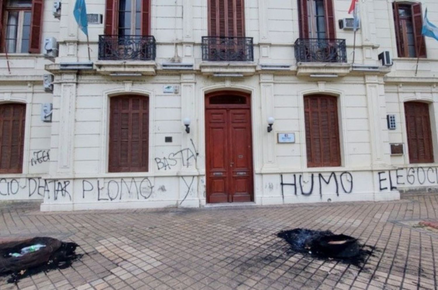 Nuevas pintadas en la ciudad de Rosario: “Plomo y humo, el negocio de matar”