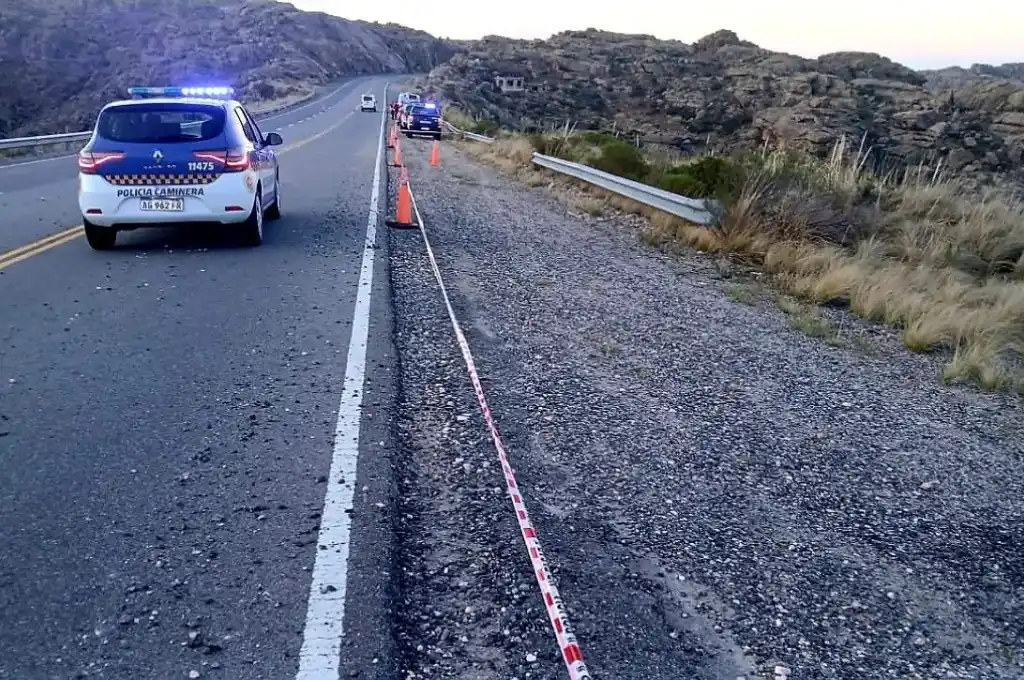 Un vehículo fue encontrado completamente destruido al fondo de un barranco en la ruta E-34, cerca de Río de Los Sauces, en Córdoba.