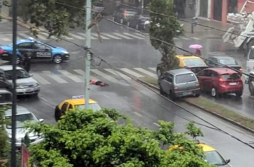 Un auto fuera de control mató a una mujer