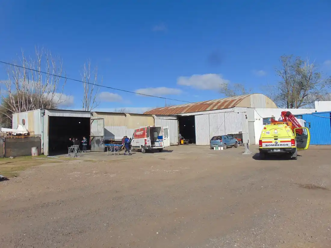Bomberos y SIES 107 trabajaron en el lugar para atender al paciente.