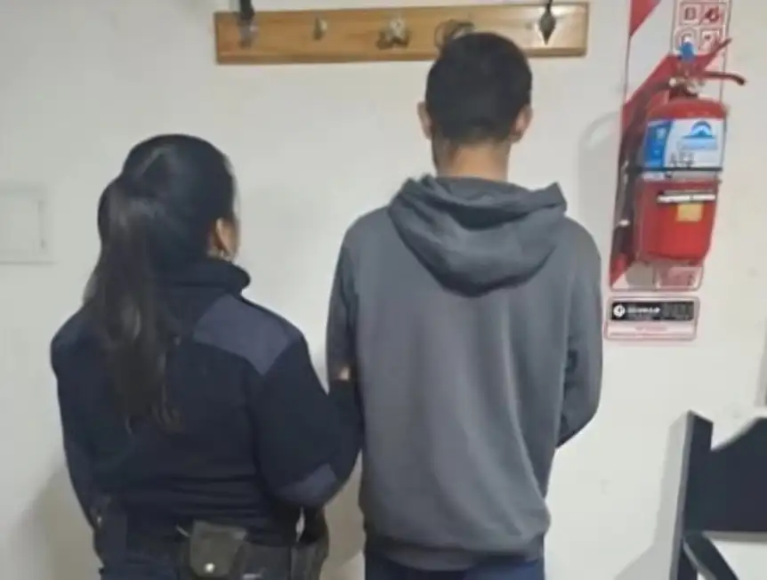 El sospechoso de cometer estafas al momento de ser detenido por los policías. Ahora recibió la sentencia condenatoria.