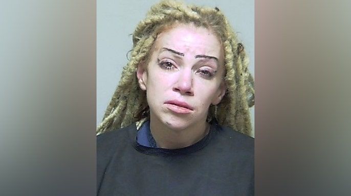 La mujer de 33 años fue arrestada y enfrenta cargos por abuso infantil y abandono