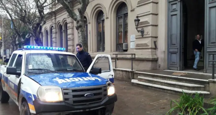 Aprehendieron a una mujer por “disturbios” cuando reclamaba junto a otros el pago de “decretos” municipales